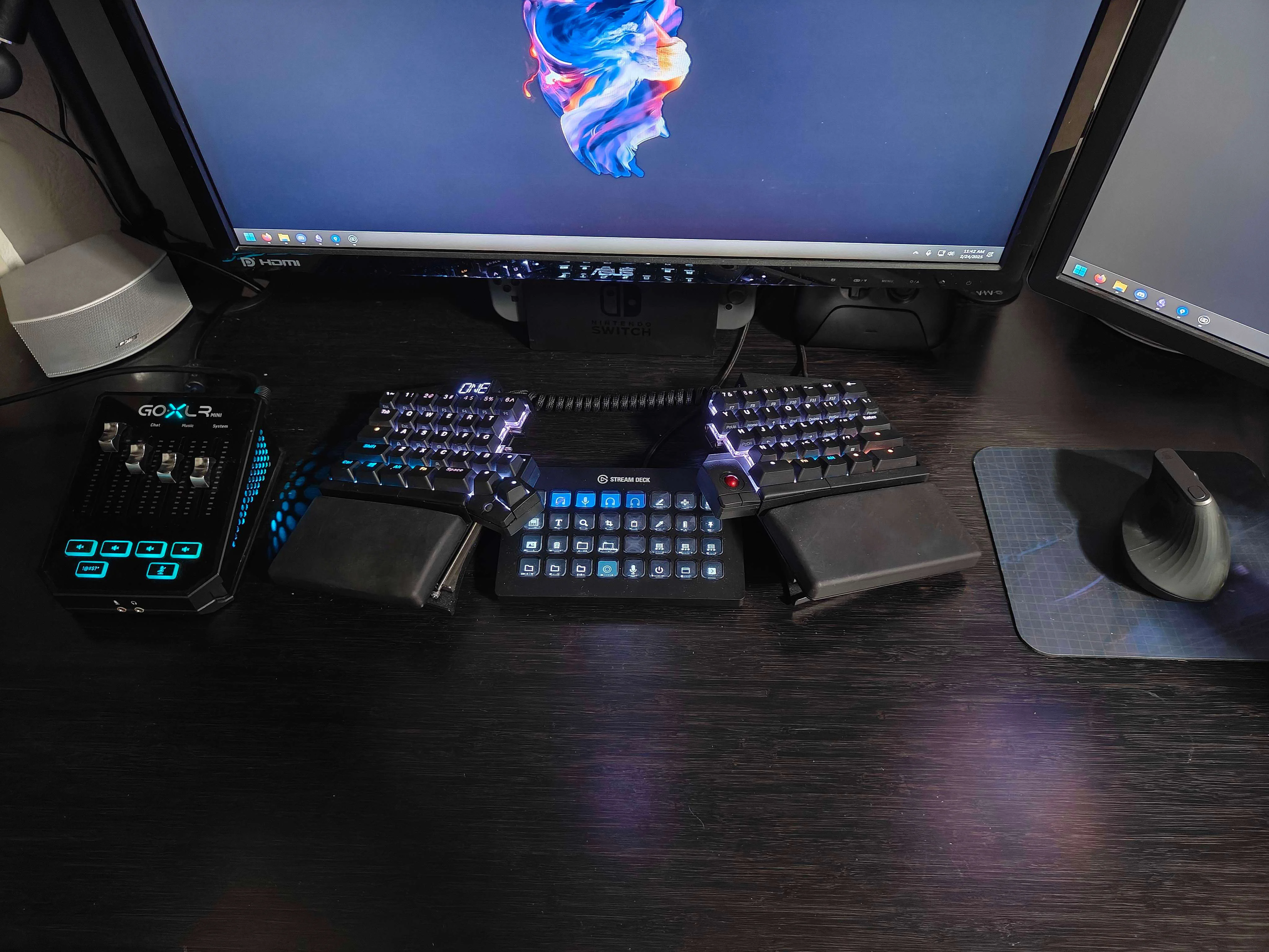 UHK 80, Stream Deck XL, and MX Master on the desk mat